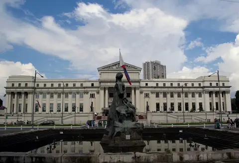 National Museum of Fine Arts za Gomburza Monument v Manile