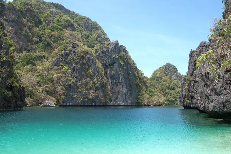 Limestone islands and blue water in Bacuit Bay, El Nido