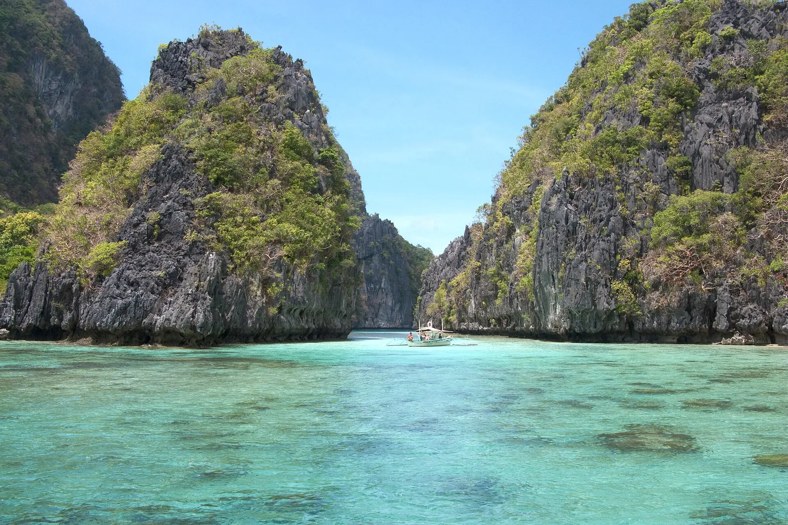 Limestone islands and turquoise lagoon in Bacuit Bay, El Nido