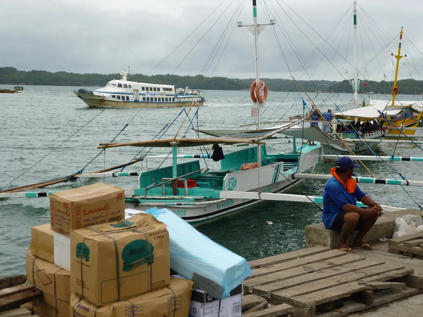 Ferry and pump boats in Iloilo port