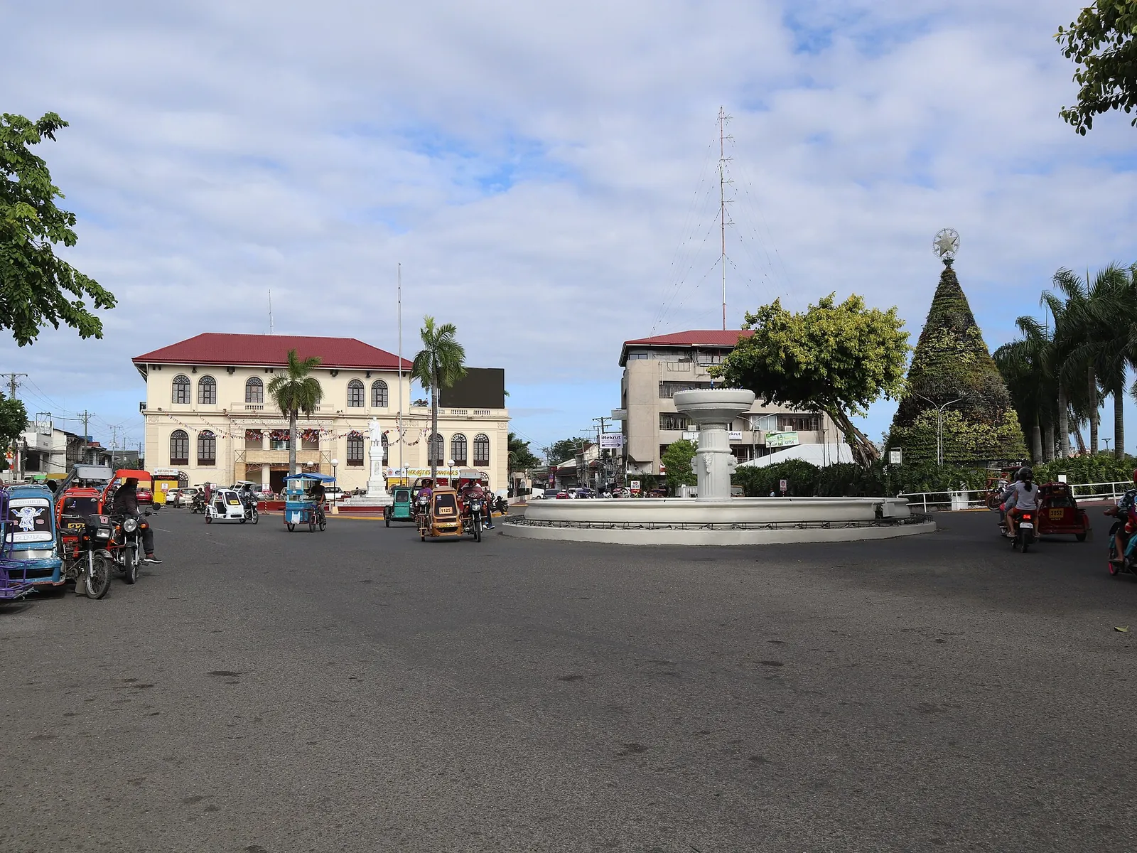 Capiz provincial capitol and fountain