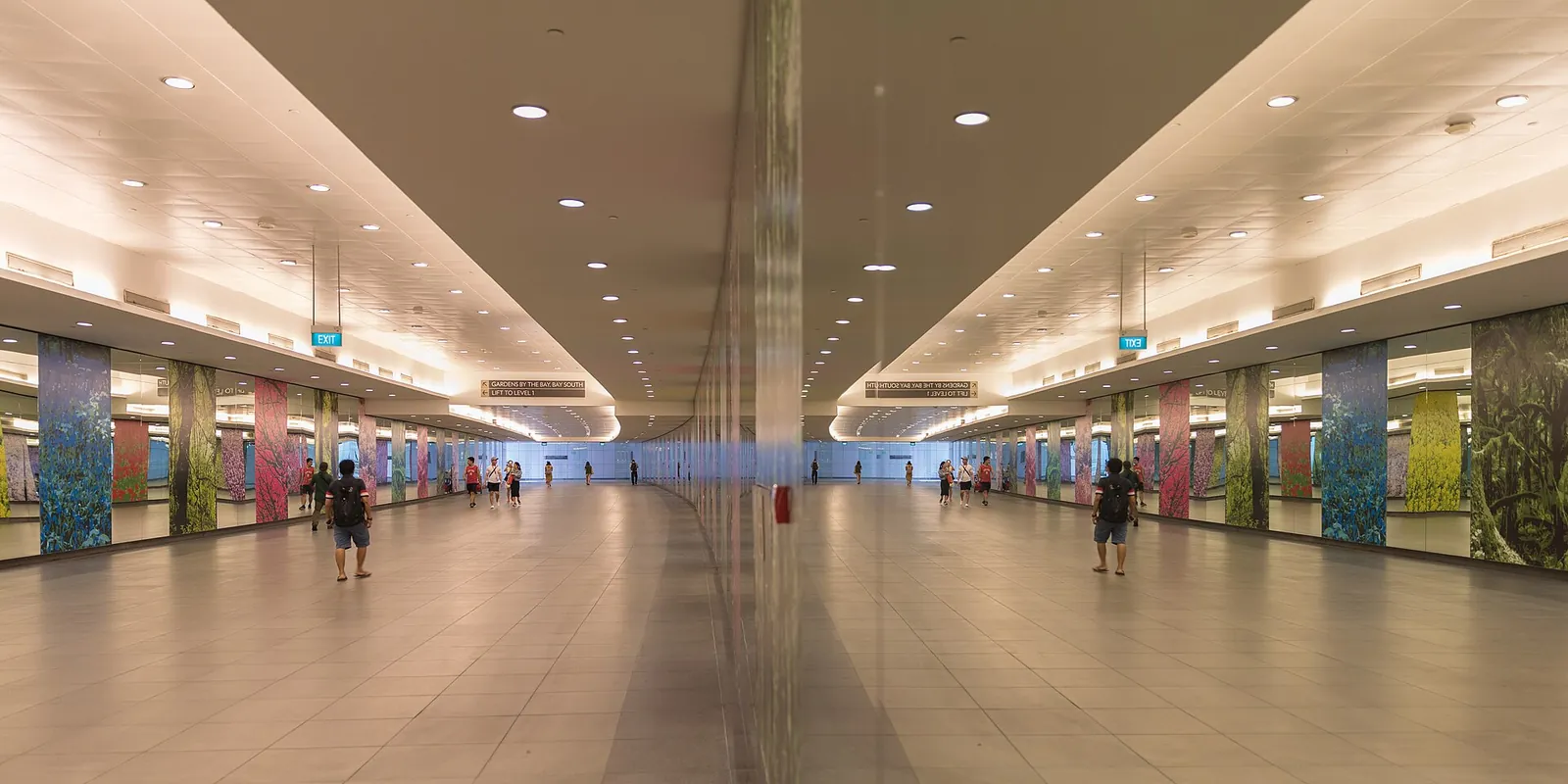 Szerokie oświetlone przejście podziemne łączące Bayfront MRT i Gardens by the Bay