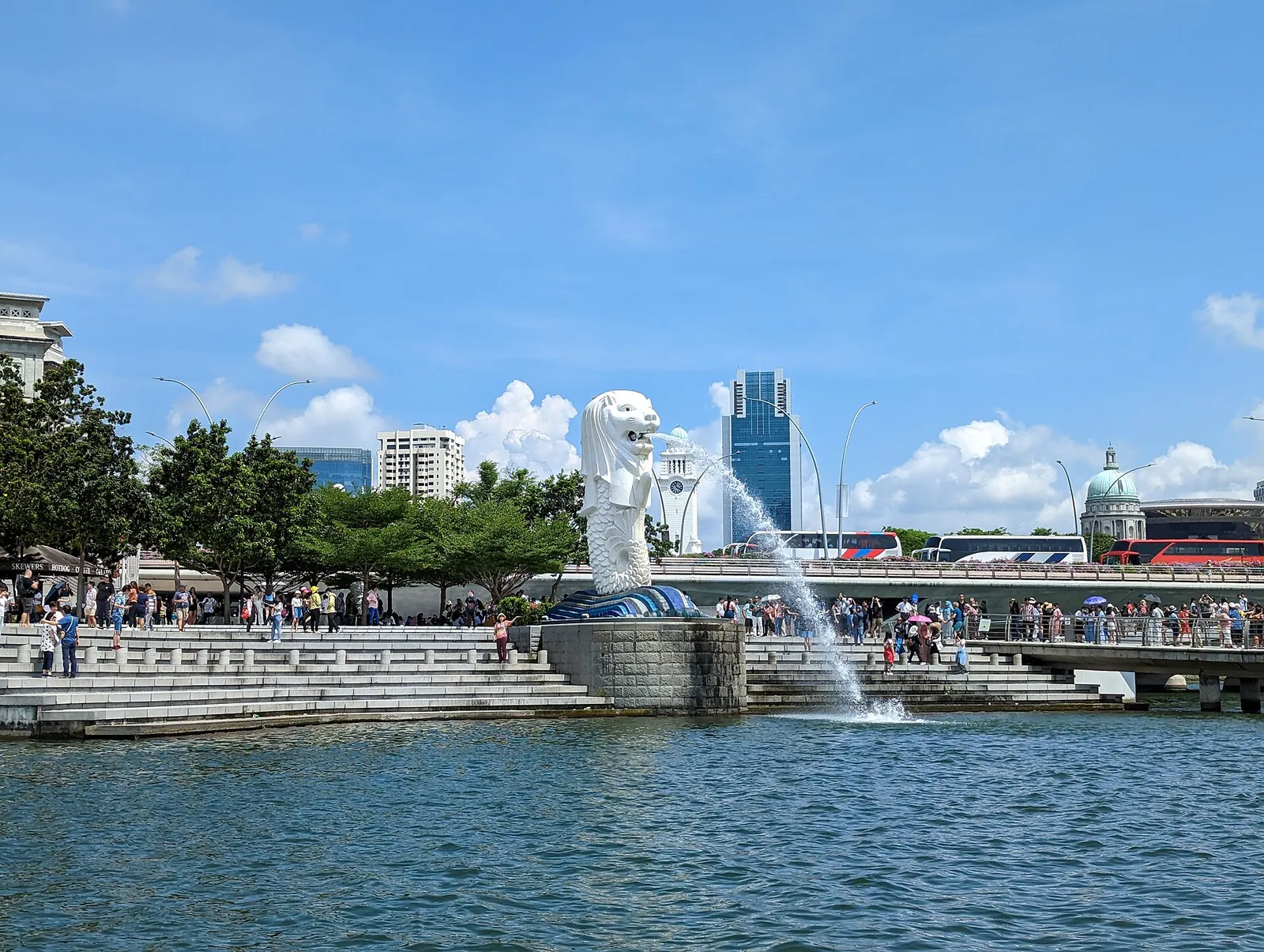 Der weiße Merlion-Brunnen an der Marina Bay unter blauem Himmel