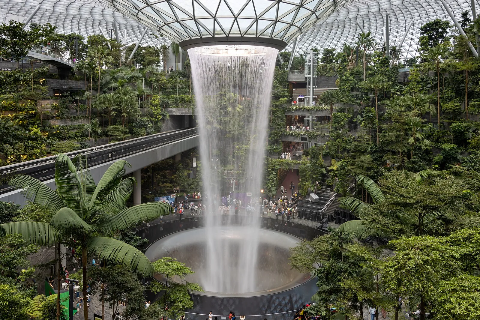 Wasserfall zwischen Bäumen unter dem Glasdach von Jewel Changi
