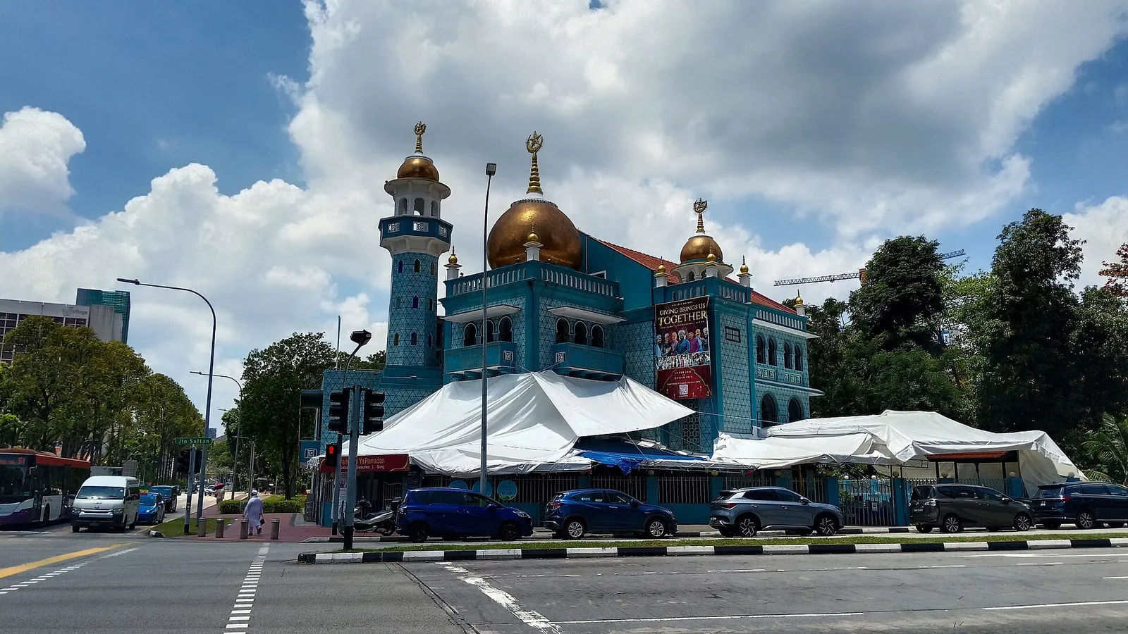 Malabar Mosque und provisorische Überdachungen unter hellem Himmel in Singapur