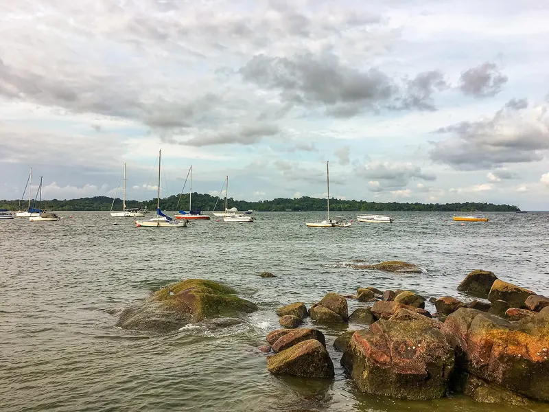 Både og klippefyldt kyst langs Changi