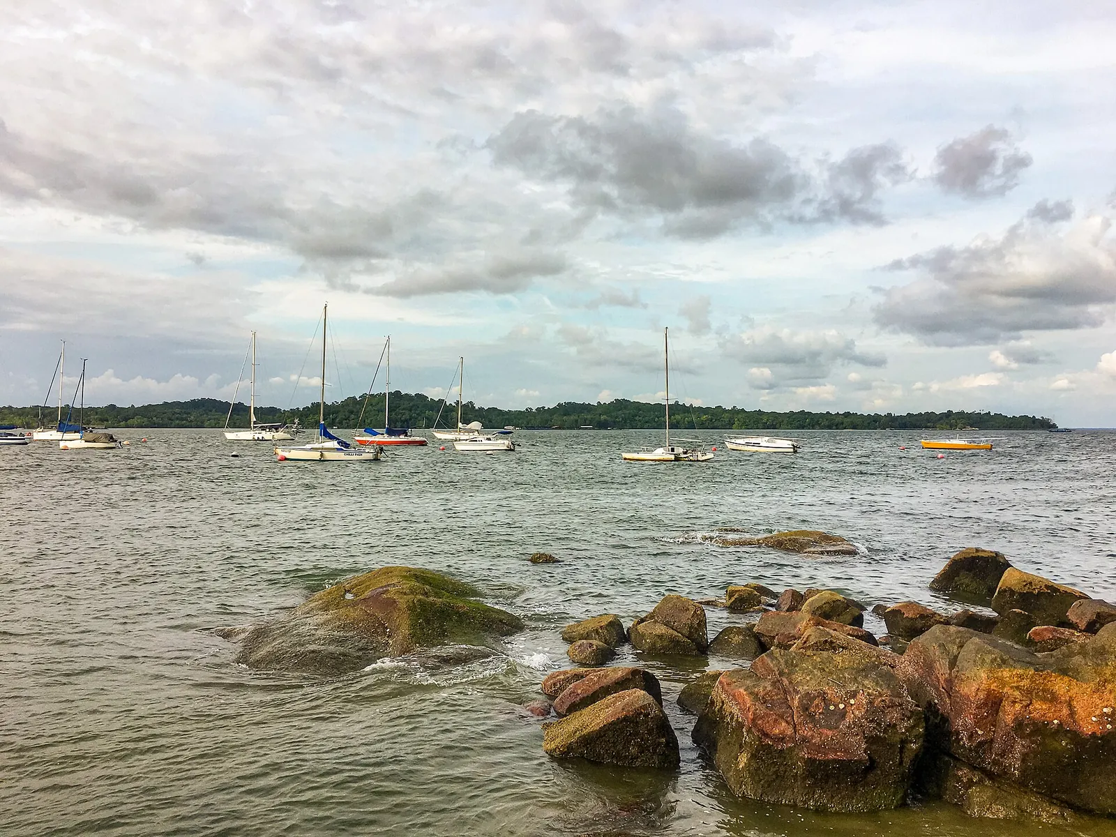 Bateaux et rivage rocheux sur la côte de Changi