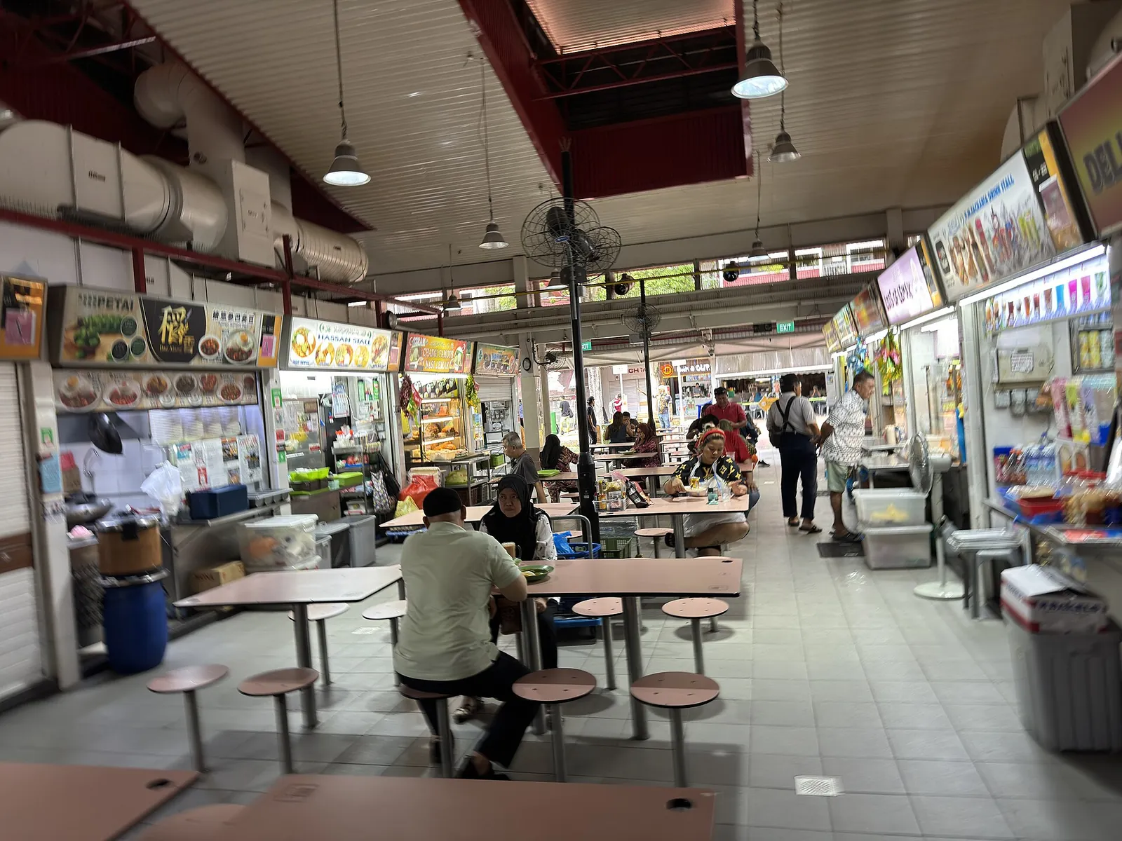 Tables et stands hawker à Changi Village Hawker Centre