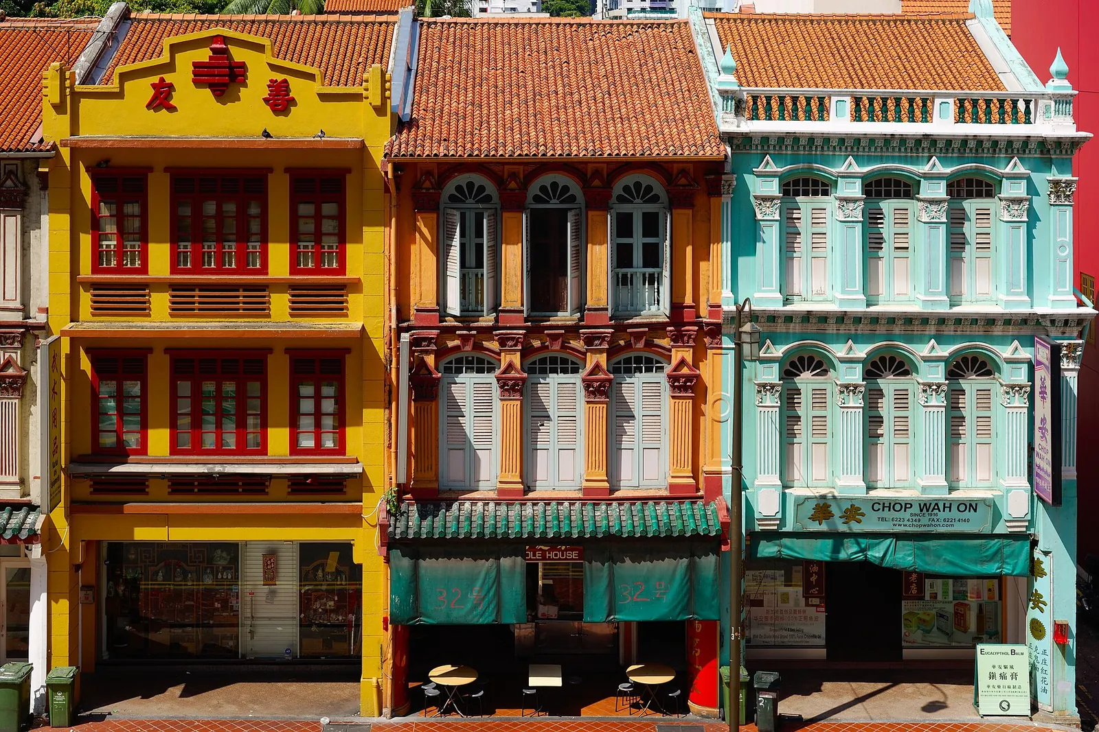 Fațade colorate de case comerciale pe Upper Cross Street în Chinatown din Singapore