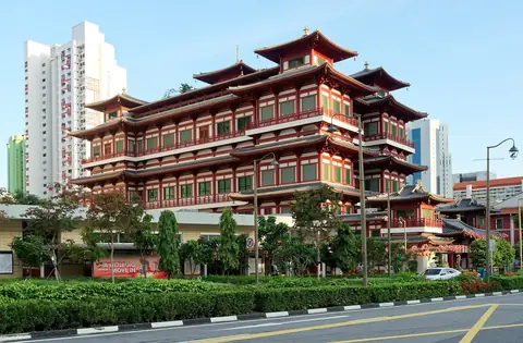 Buddha Tooth Relic Temple and Museum accanto a una strada di Chinatown