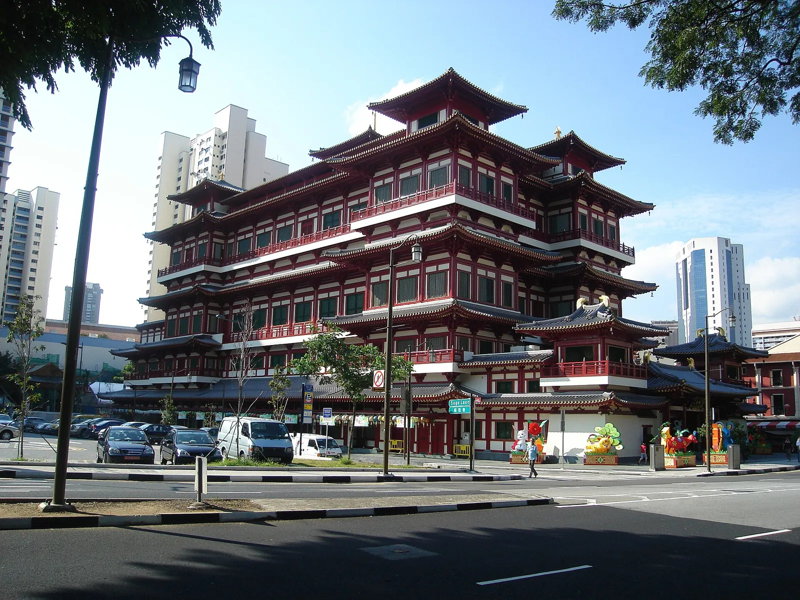 Buddha Tooth Relic Temple văzut de peste stradă în Chinatown din Singapore