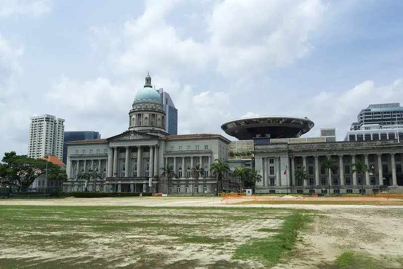 Tidligere Supreme Court og City Hall set over Padang i Singapore
