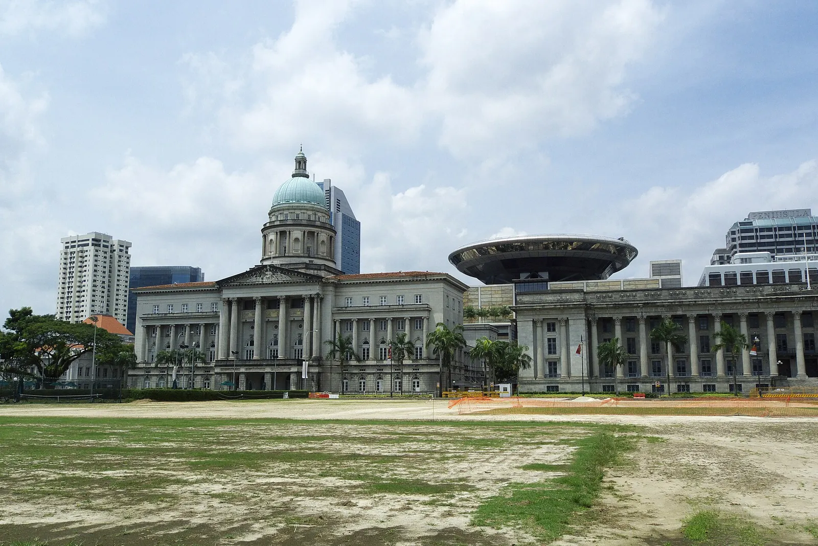Fostele Supreme Court și City Hall văzute de peste Padang în Singapore