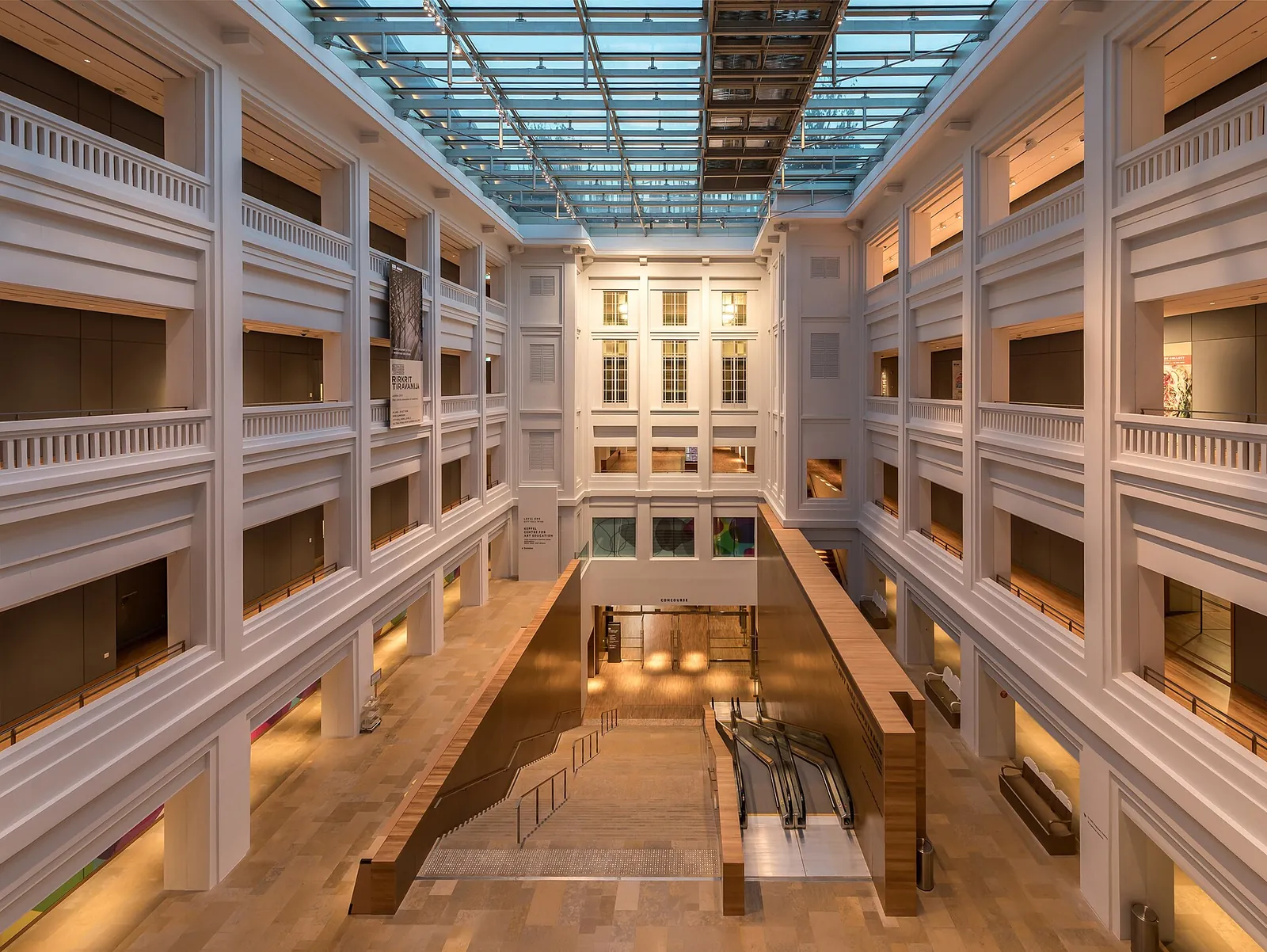 Atriu și coridoare luminate natural în National Gallery Singapore