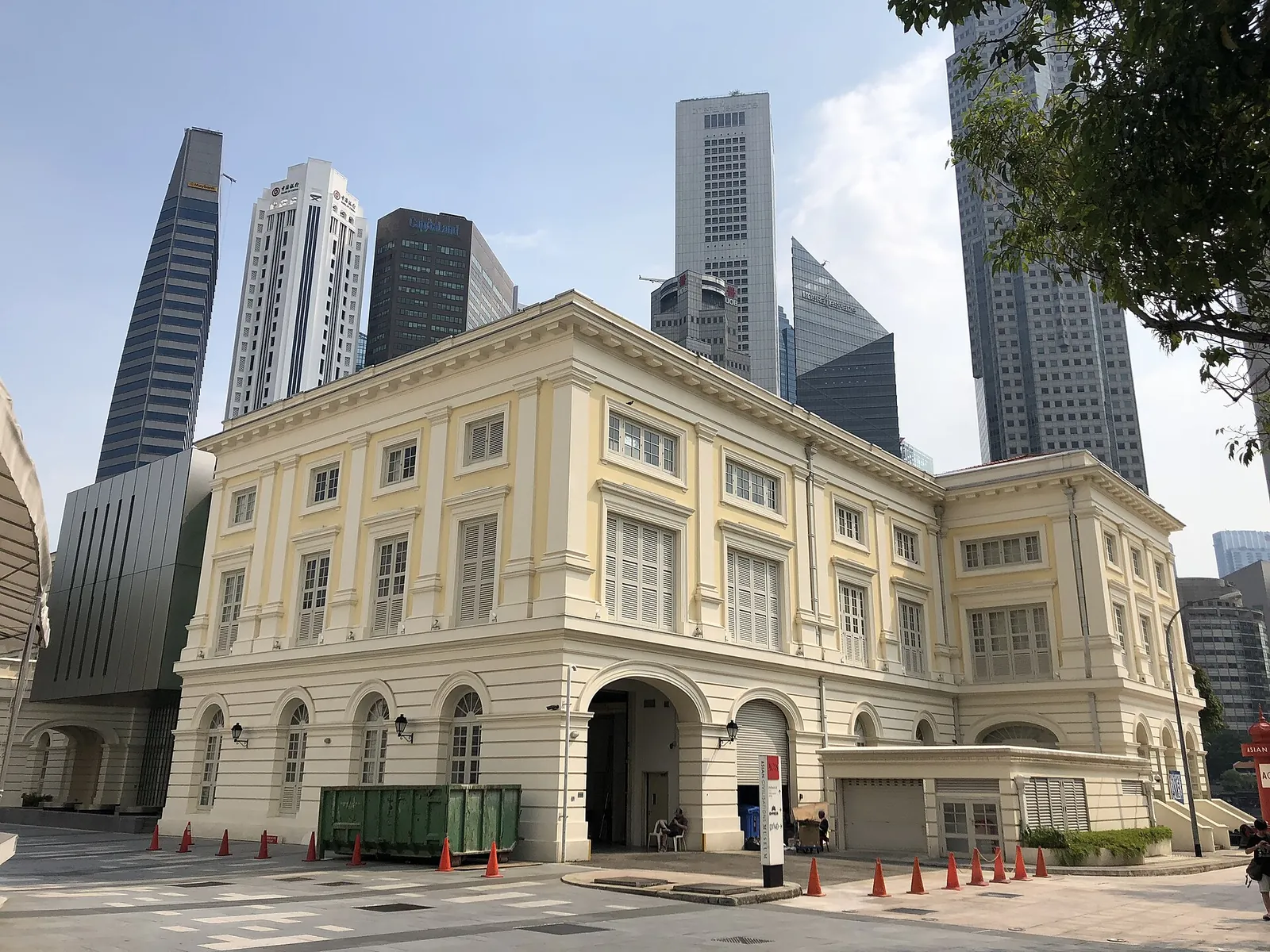 Asian Civilisations Museum lângă Empress Place și orizontul urban din Singapore