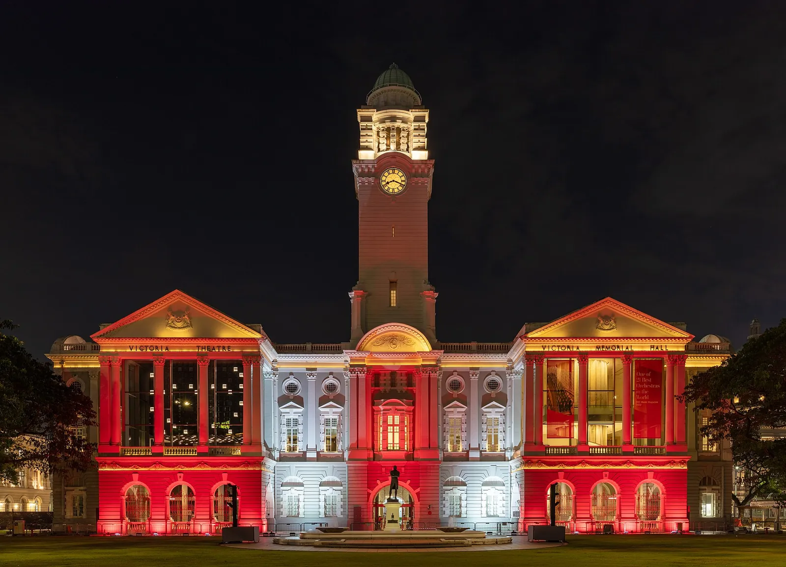 Turnul cu ceas și fațada Victoria Theatre iluminate în Singapore