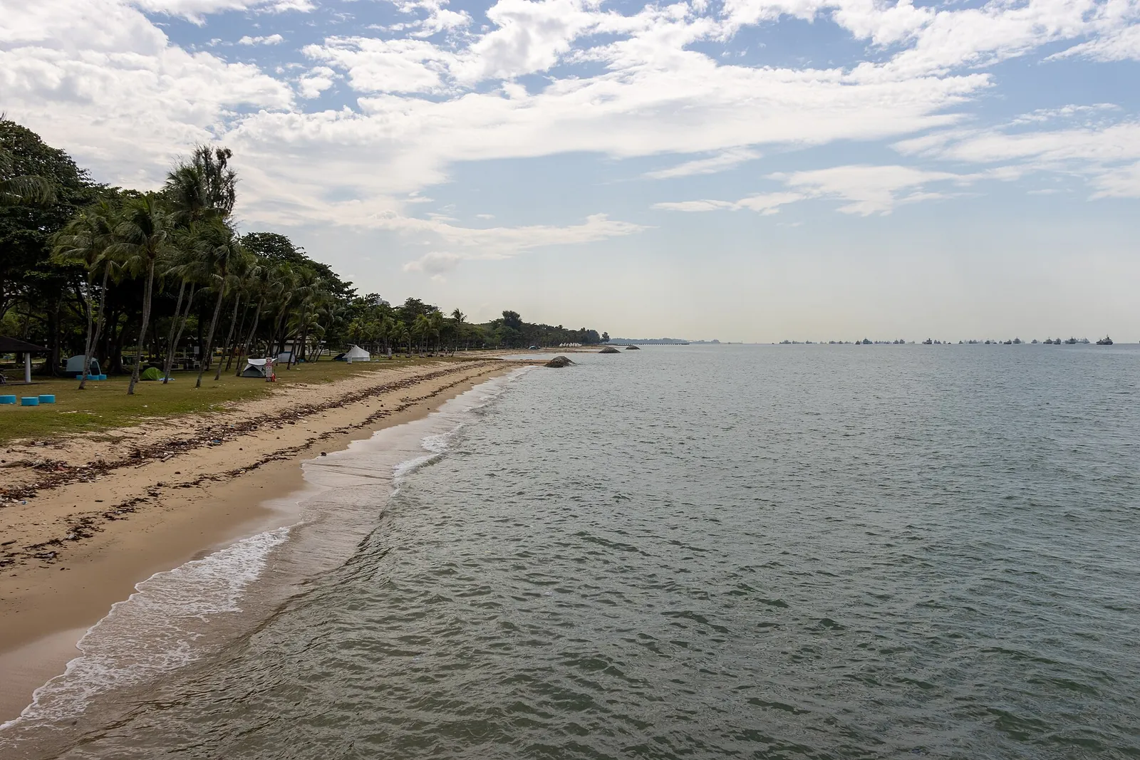 Lange Sandküste und Meer am East Coast Park bei Tageslicht