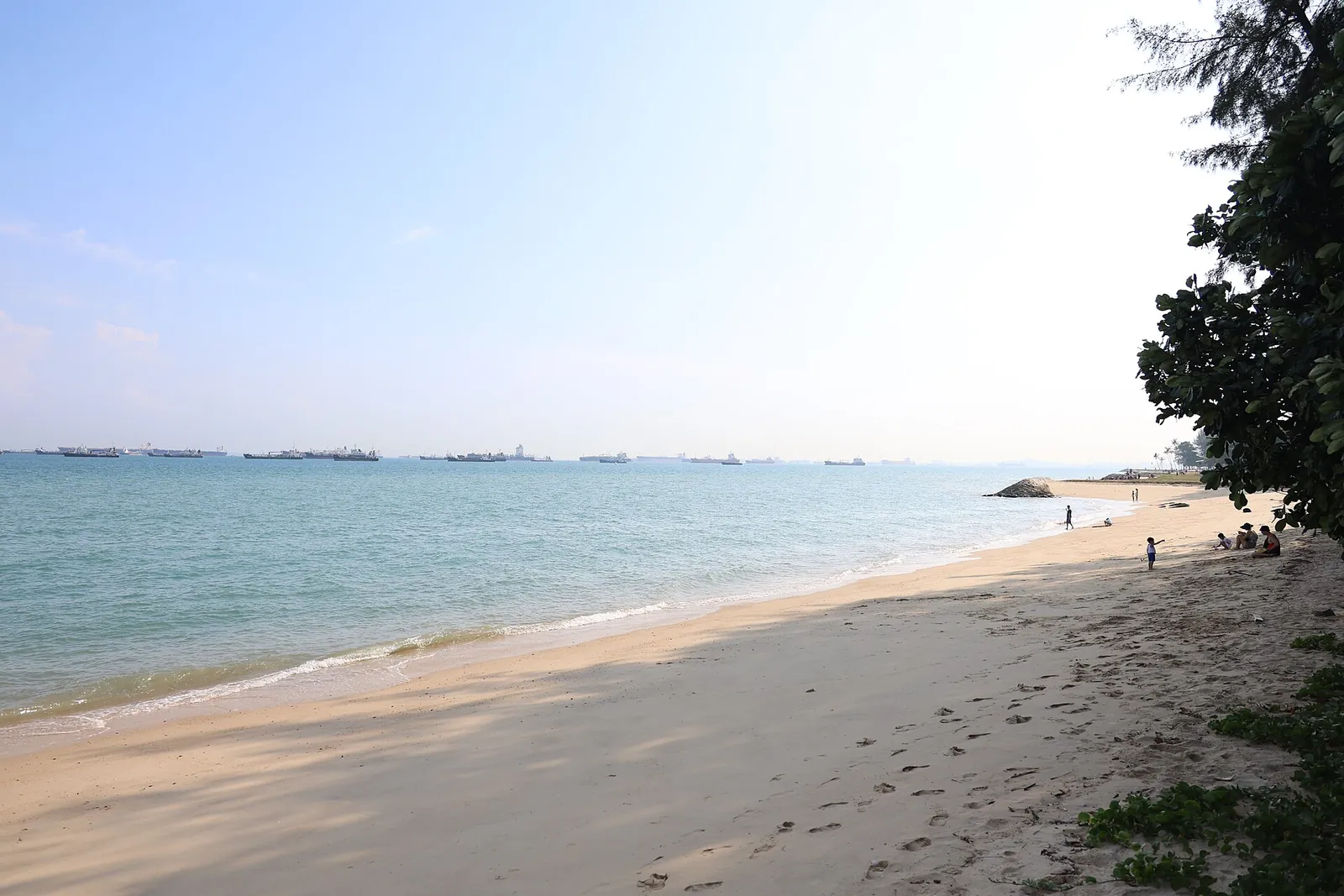 Strand und Straße von Singapur beim Blick nach Osten vom Bedok Jetty