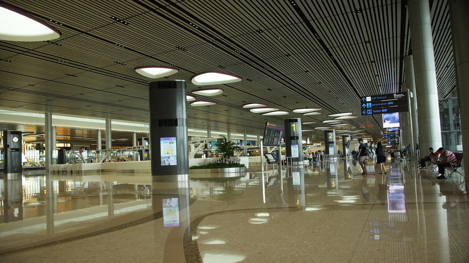 Comptoirs d’enregistrement et passagers sous le plafond du Terminal 4 de Changi