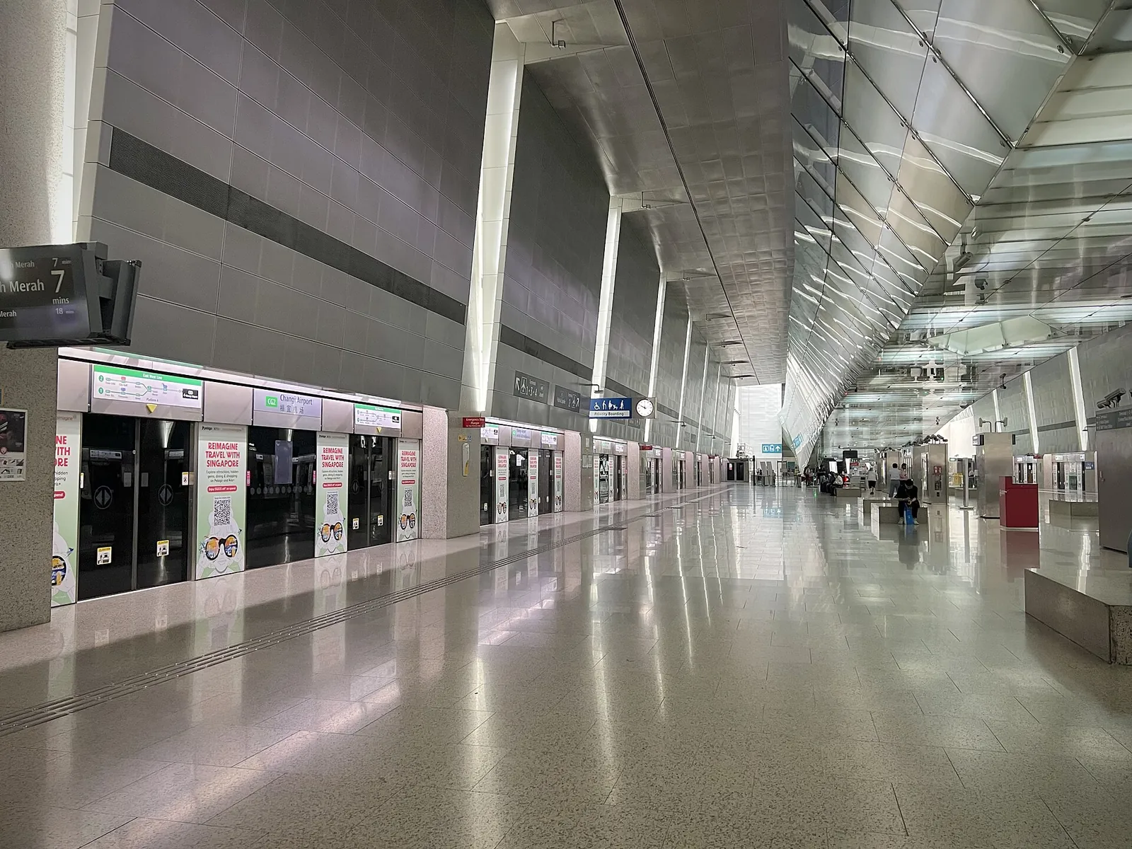 Lange, helle Bahnsteighalle der MRT-Station Changi Airport
