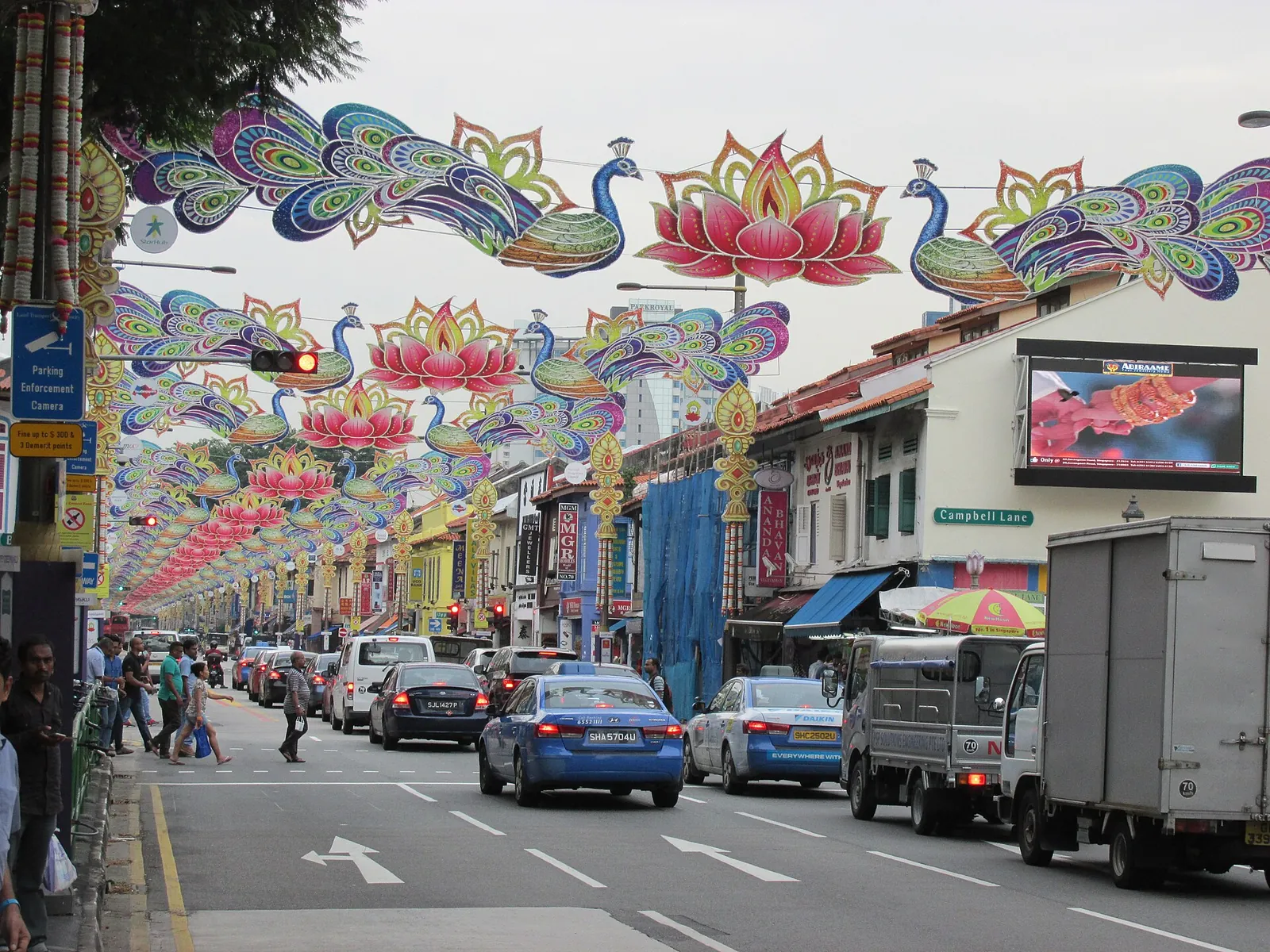 Kolorowe świetlne łuki z pawiami i lotosami nad Serangoon Road w Little India na Deepavali