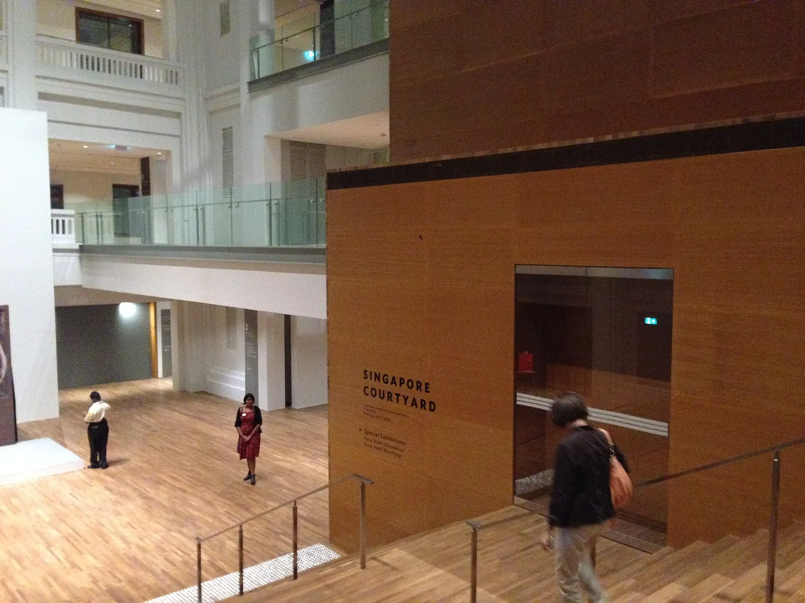 Návštěvníci na světlém Singapore Courtyard uvnitř National Gallery Singapore