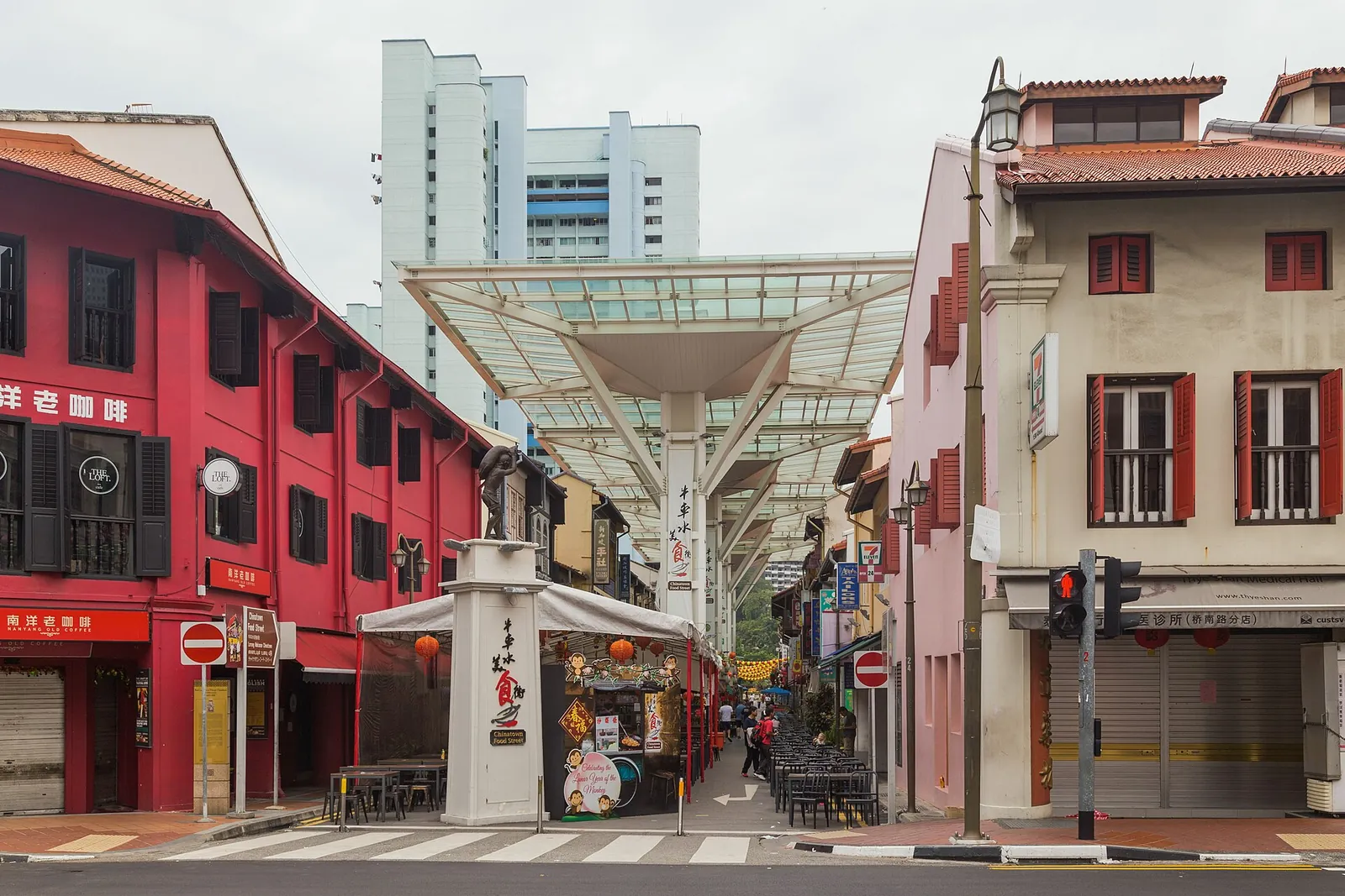 Historické domy s obchody u vstupu do Smith Street v singapurském Chinatownu