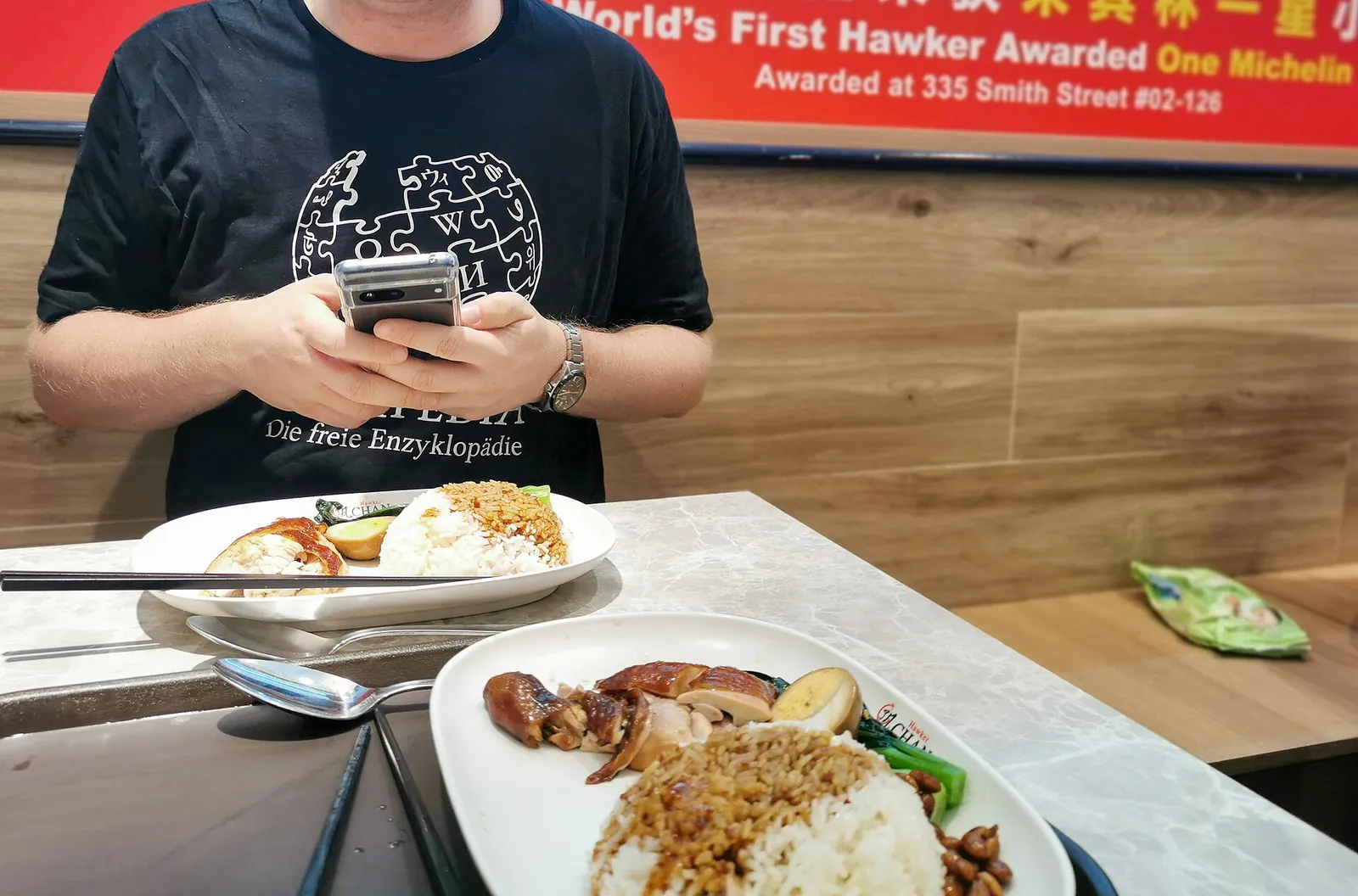 Rýžová a masová jídla na stole v Hawker Chan na Smith Street v Chinatownu