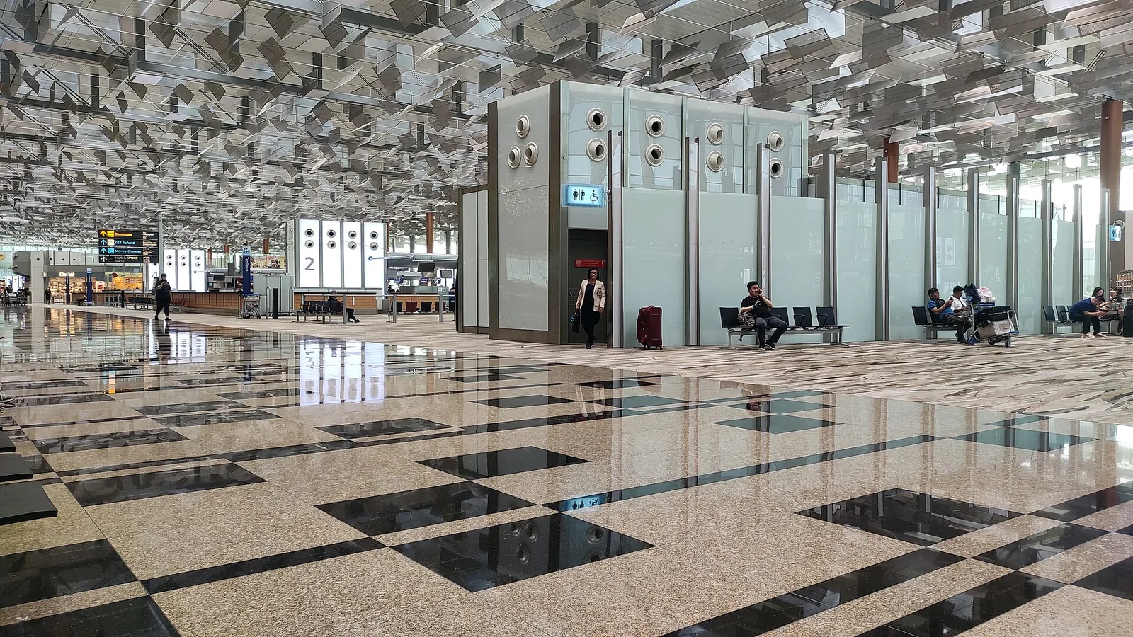 Světlý interiér terminálu 3 letiště Changi