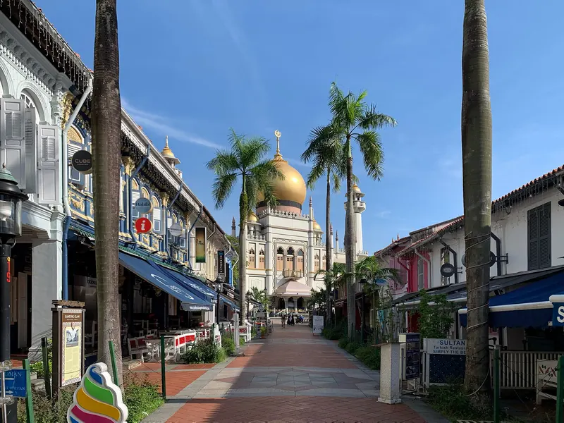 Sultan Mosque văzută de pe o străduță însorită în Kampong Glam