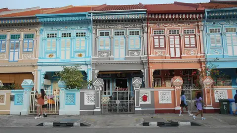 Pastelově modré, zelené a červené fasády peranakanských domů na Koon Seng Road