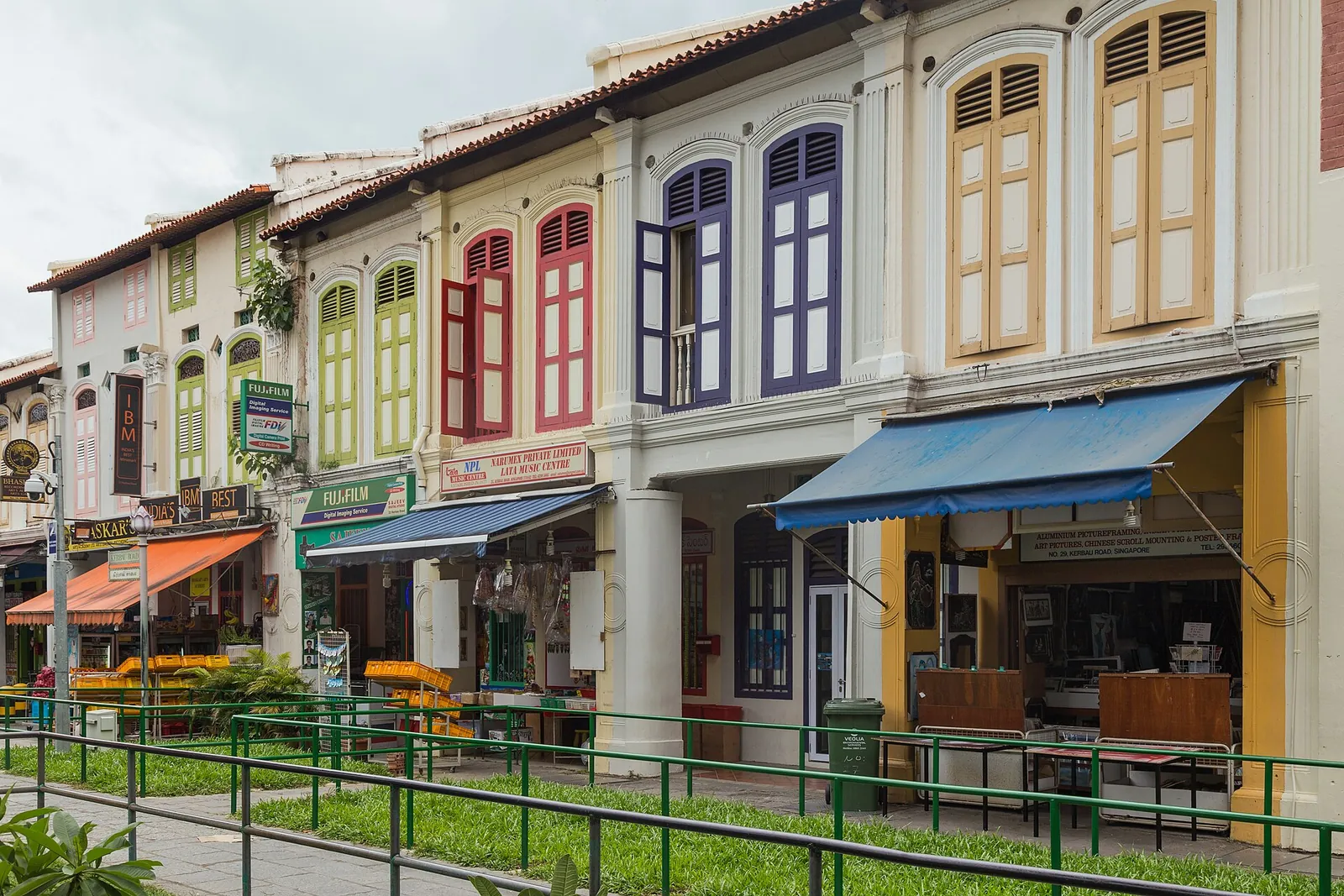 Kolorowe kamienice sklepowe przy Kerbau Road w Little India