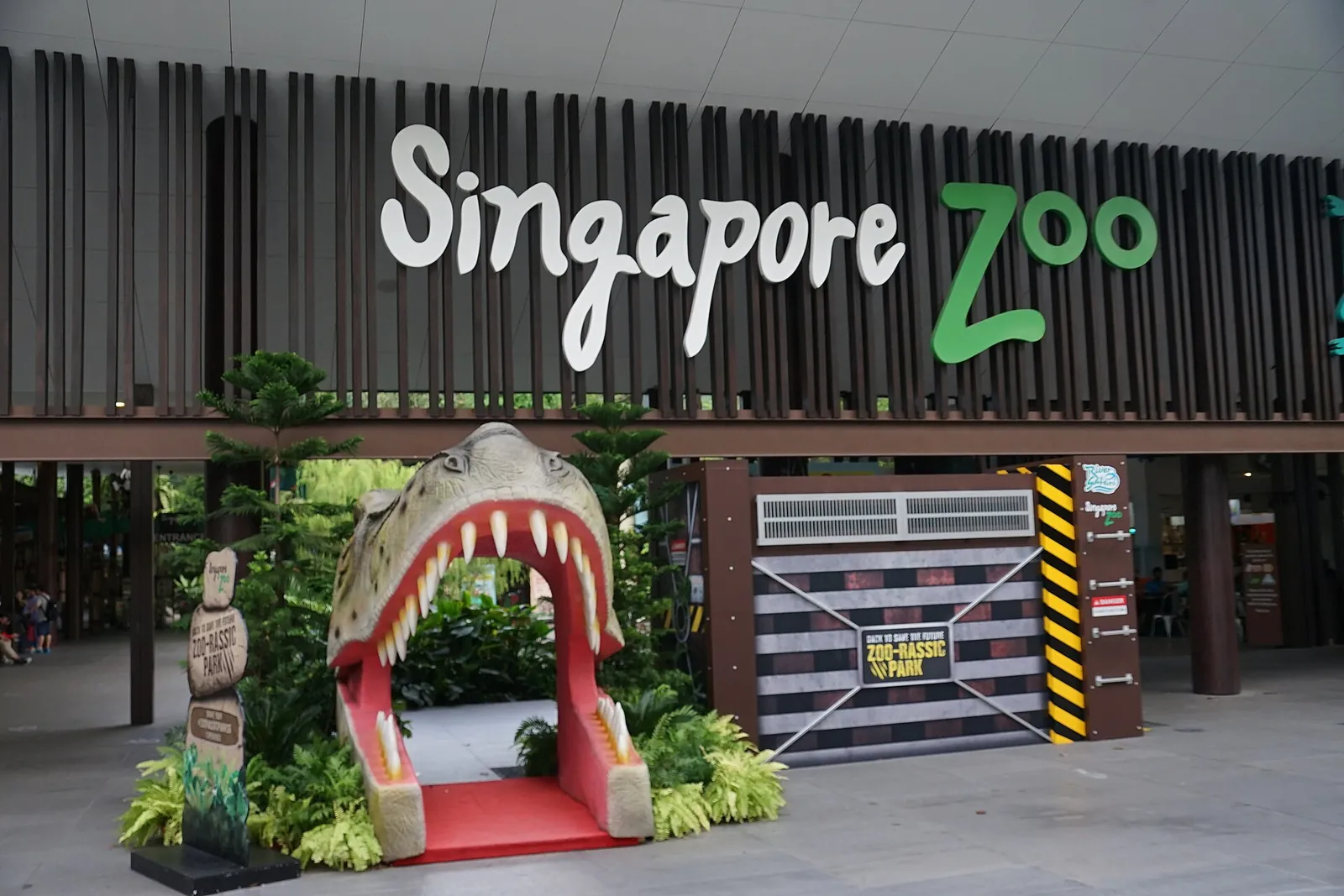 Schild des Singapore Zoo und Torbogen mit Tiermotiven am Eingang