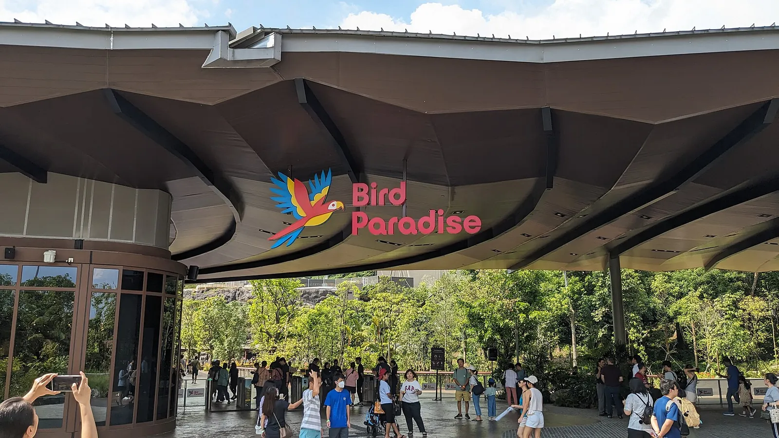 Besucher am Eingang von Bird Paradise in Mandai