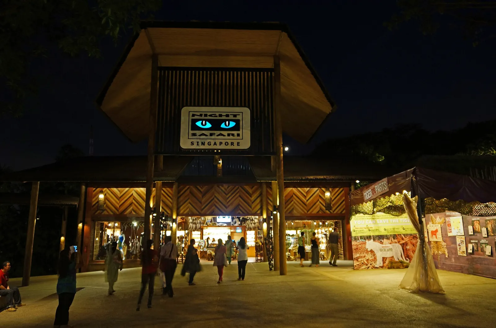 Beleuchteter Night-Safari-Eingang auf einer Abendaufnahme