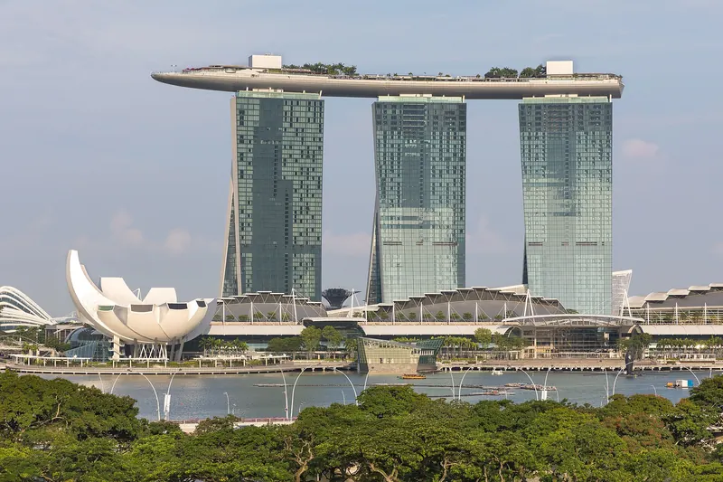 Marina Bay Sands și ArtScience Museum peste apă, în lumina zilei