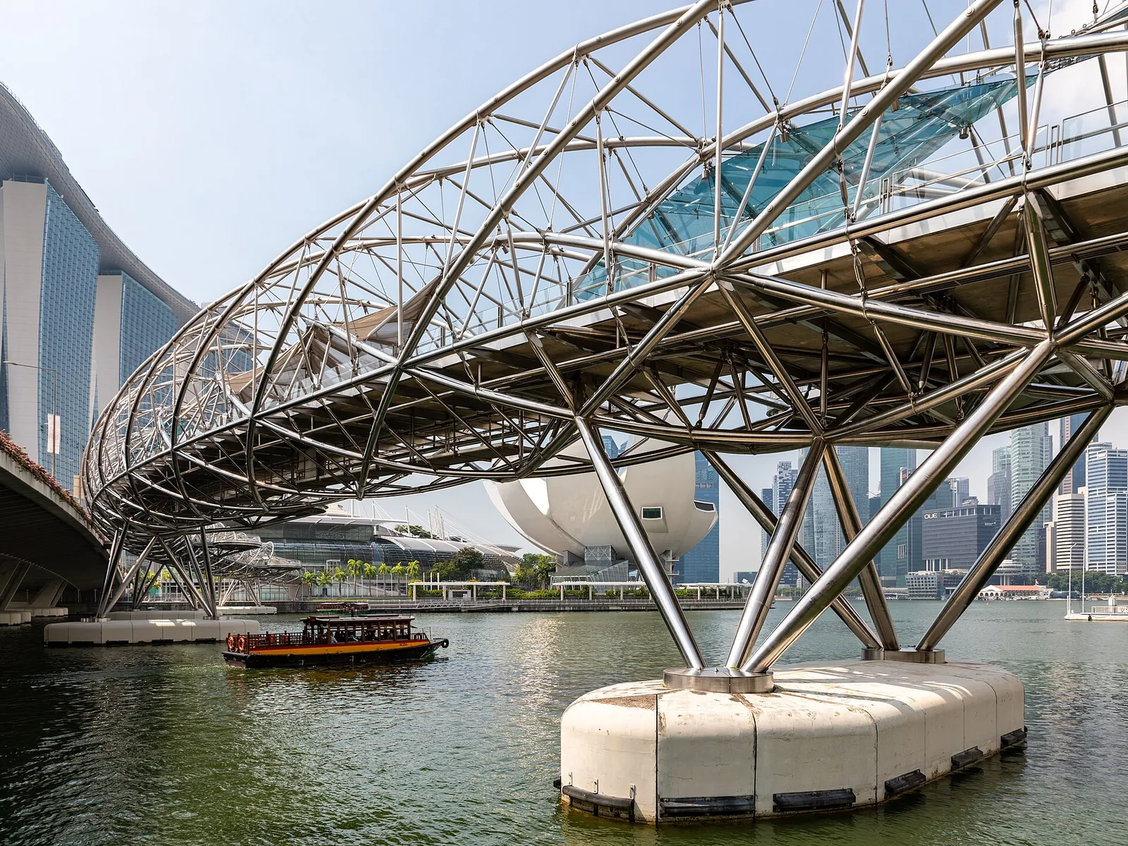 Stahlkonstruktion der Helix Bridge über der Bucht