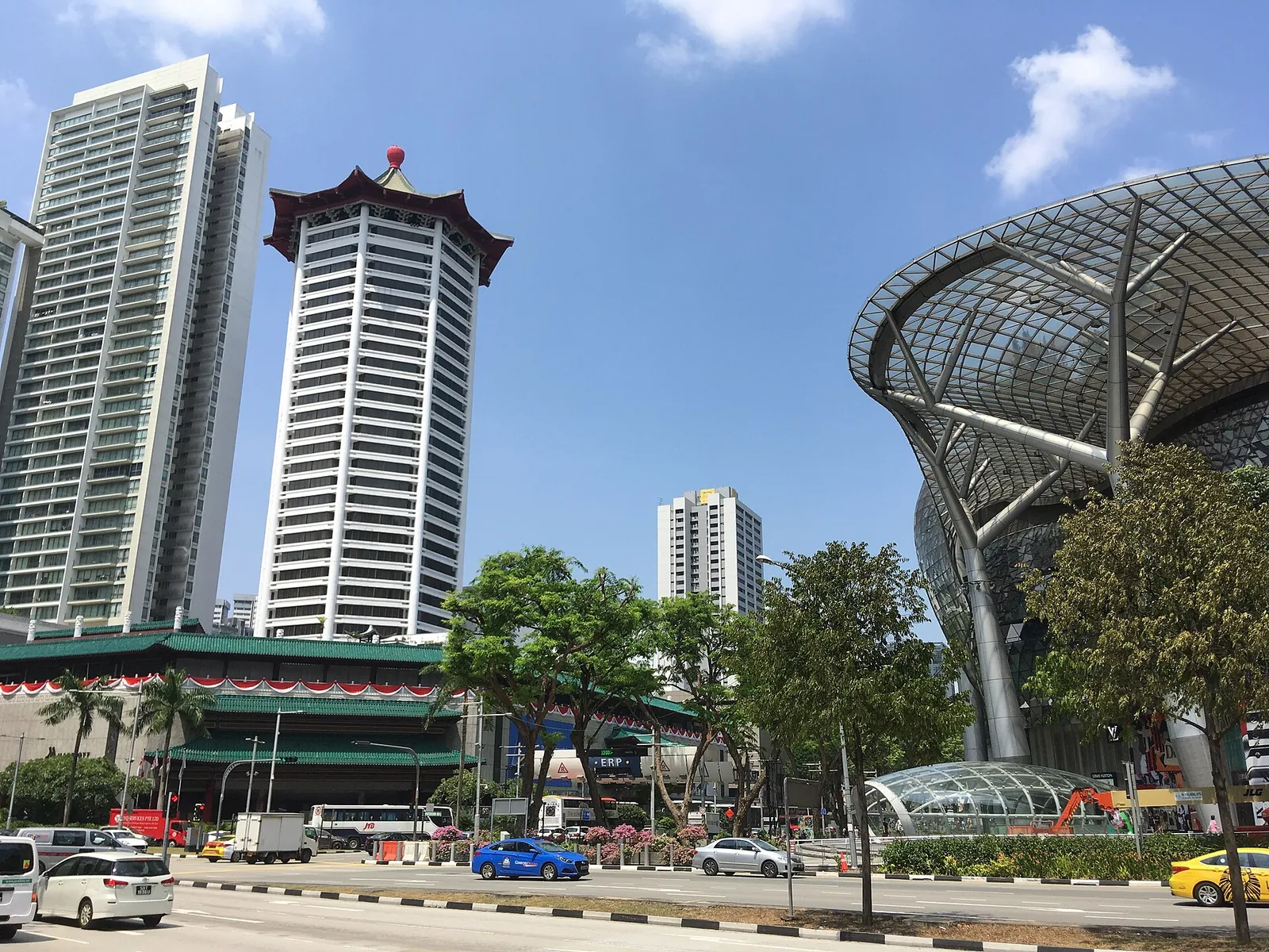 ION Orchard og gadebilledet på Orchard Road under blå himmel
