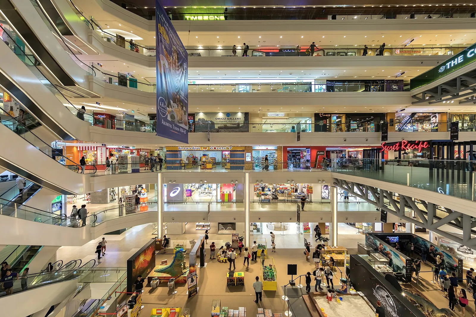 Flere etager og åbent atrium i Plaza Singapura