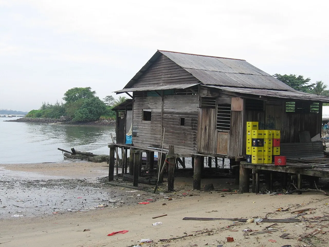 Dřevěná budova na kůlech u vody Pulau Ubin