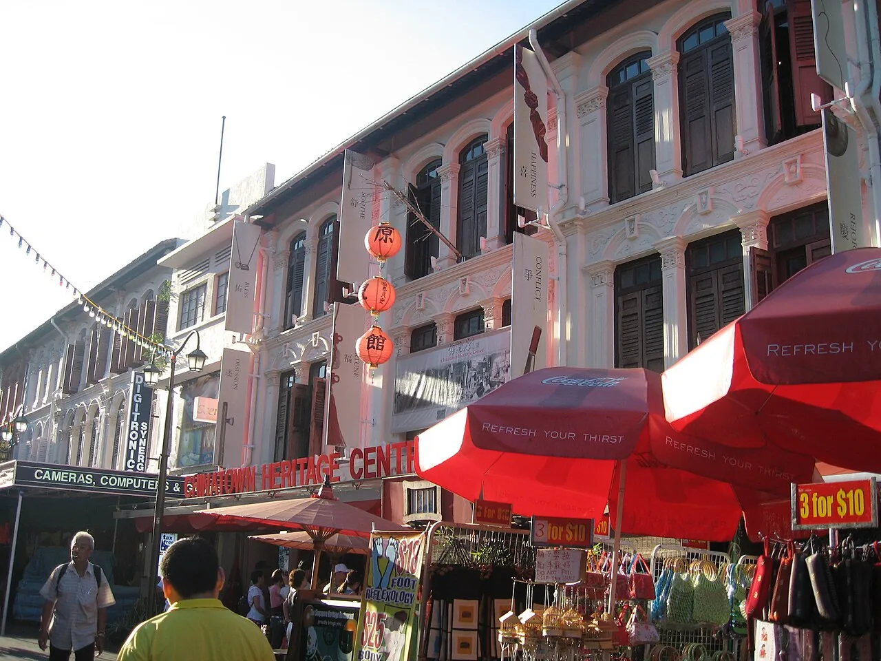 Shophouses und rote Laternen vor dem Chinatown Heritage Centre in Singapur