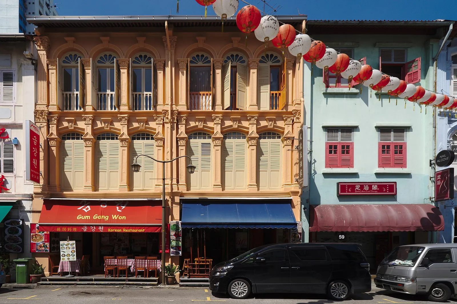 Bunte Shophouse-Fassaden und Laternen entlang der Temple Street in Singapurs Chinatown