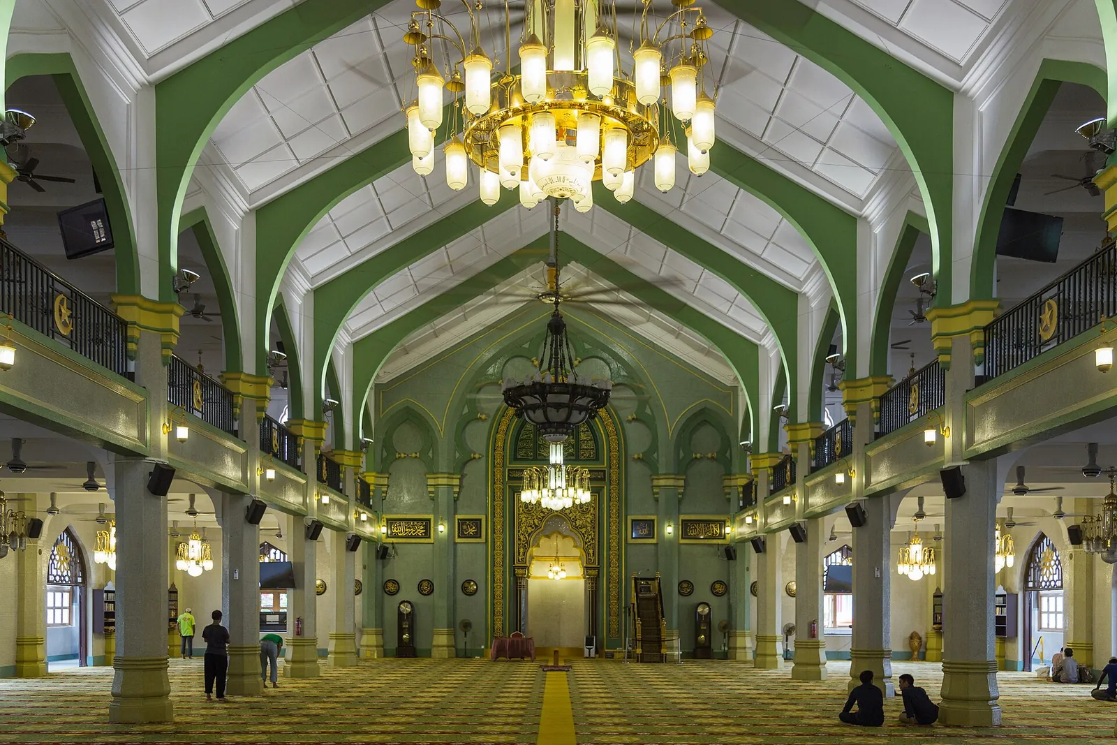 Gewölbter Saal und hängende Kronleuchter in der Sultan Mosque in Singapur