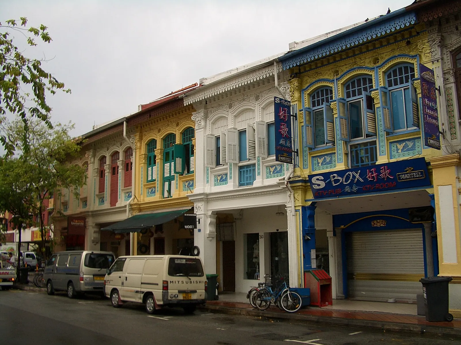 Dekorerede shophouses og parkerede køretøjer langs Joo Chiat Lane i Singapore