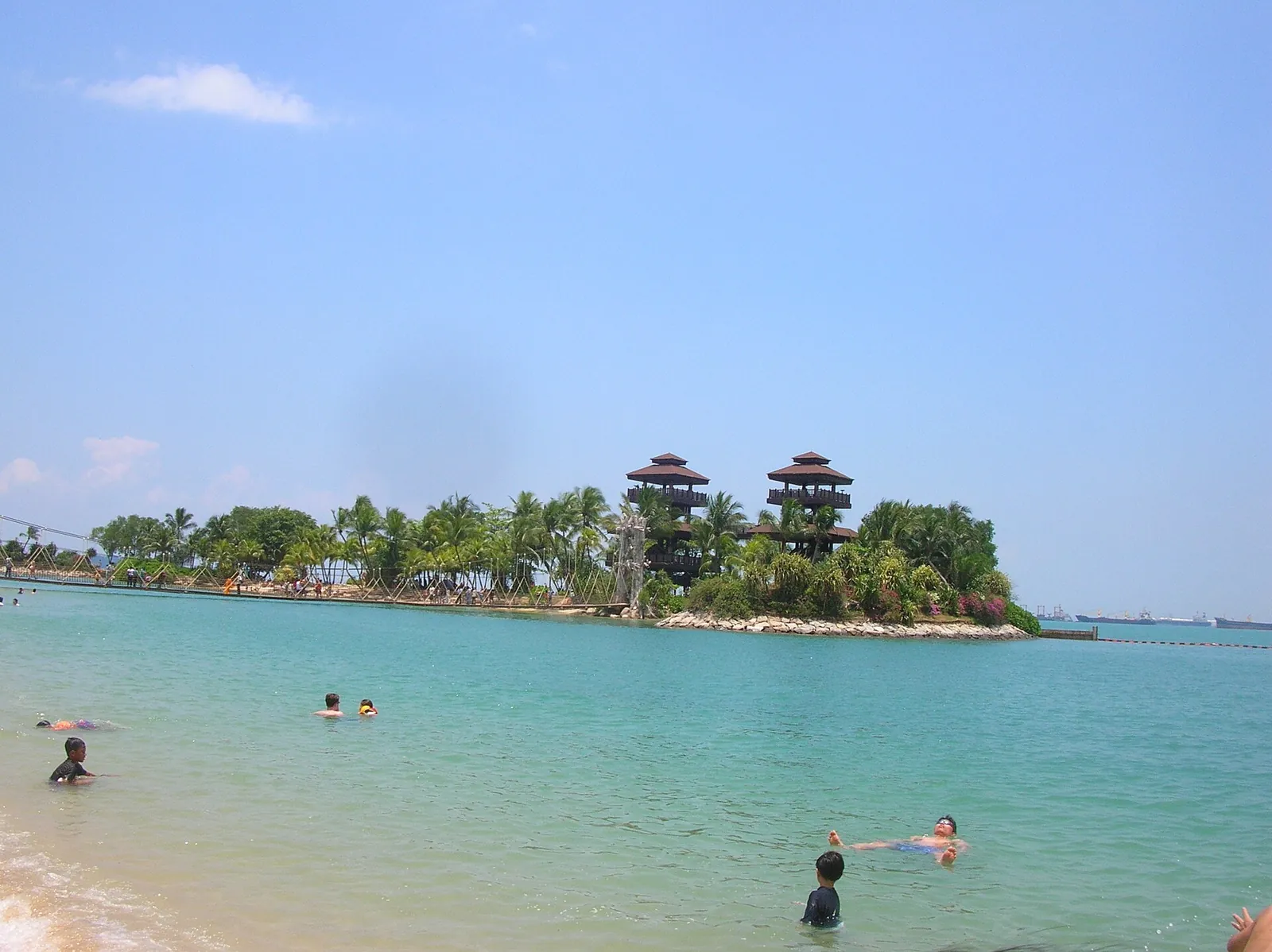 Sandige kleine Insel und blaues Wasser vom Palawan Beach auf Sentosa aus gesehen
