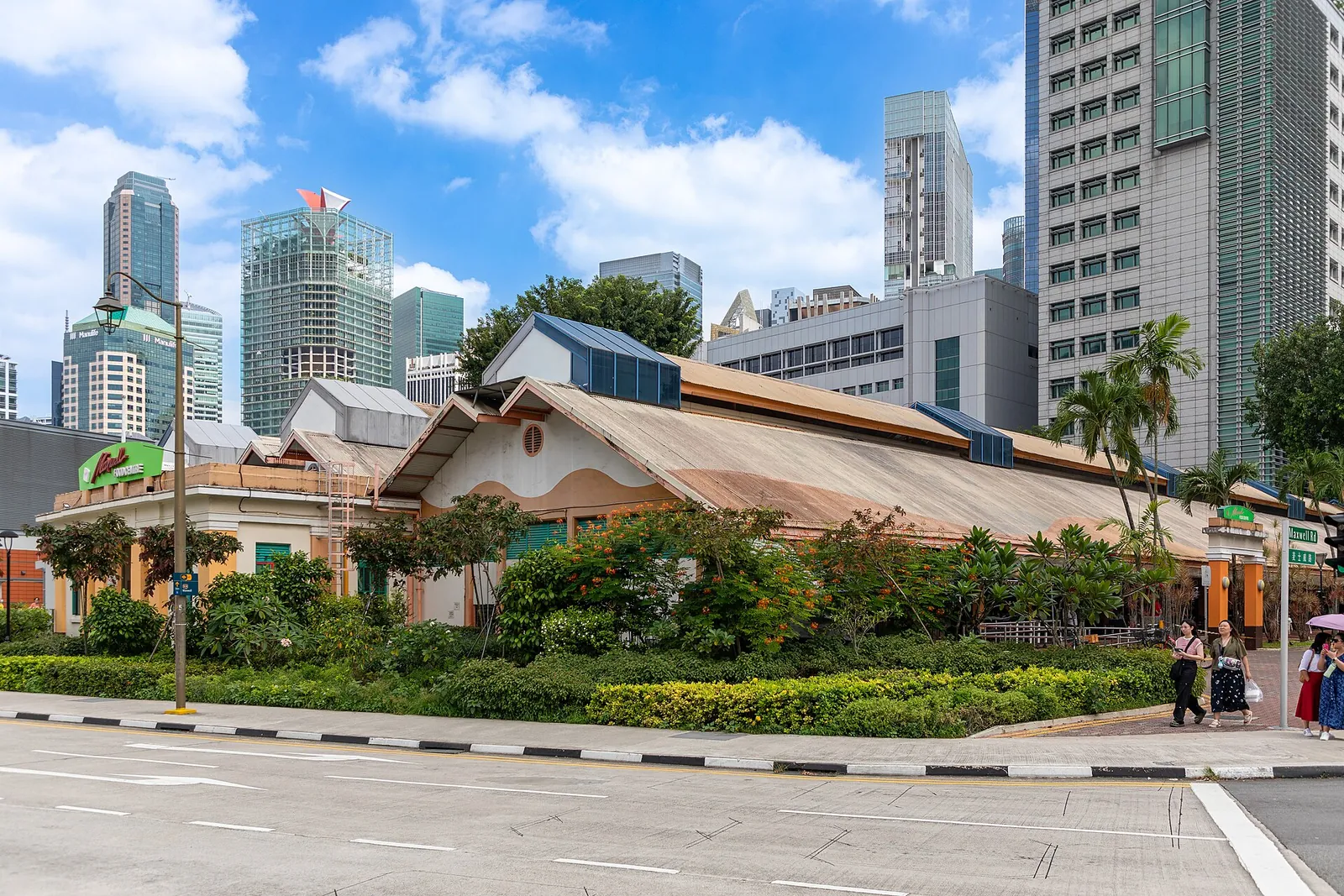Maxwell Food Centres ydre under en klar blå himmel i Singapore