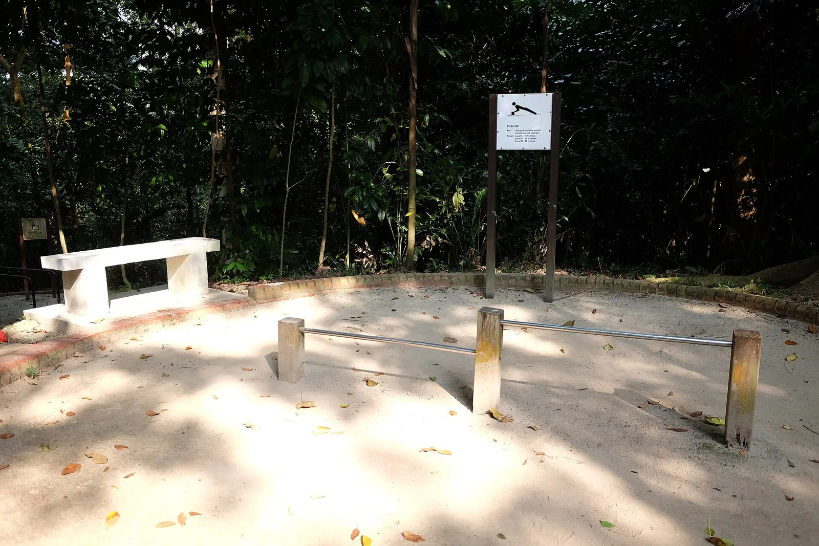 Et udendørs motionsområde under træer i Telok Blangah Hill Park i Singapore