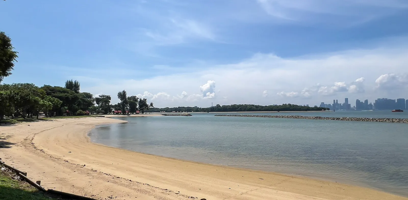 Buet sandkyst og roligt vand ved Kusu Islands nordstrand