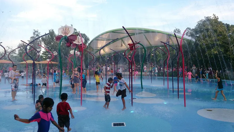 Dzieci bawiące się w strumieniach wody w Children's Garden przy Gardens by the Bay