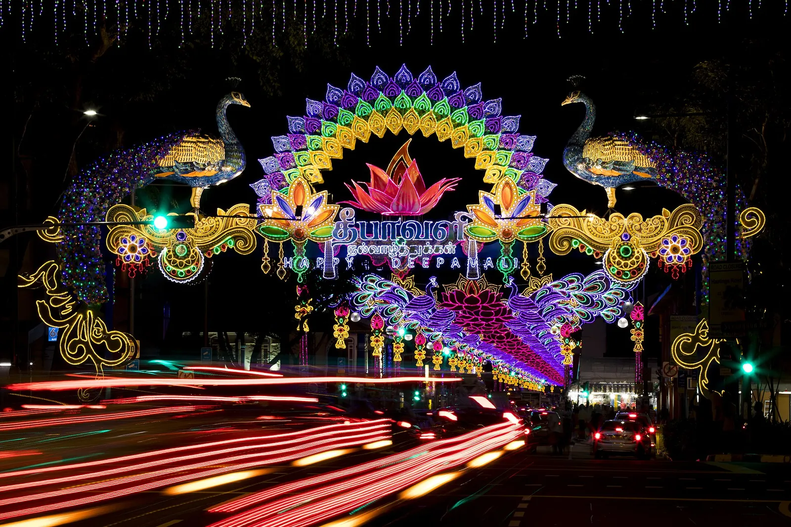 Iluminações coloridas de Deepavali sobre Serangoon Road em Little India